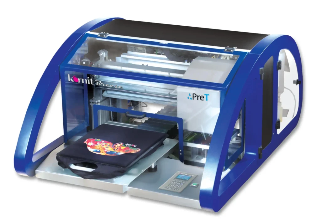 Maszyna do bezpośredniego druku cyfrowego na tekstyliach z umieszczoną koszulką i widocznym panelem sterowania.