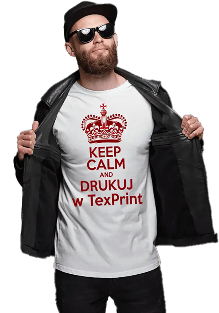 Mężczyzna w czarnej kurtce i białej koszulce z czerwonym nadrukiem "KEEP CALM AND DRUKUJ w TexPrint