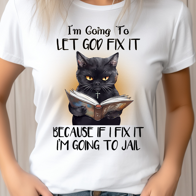 Biały t-shirt z nadrukiem czarnego kota w sutannie trzymającego książkę z napisami 'I’m Going To LET GOD FIX IT' i 'BECAUSE IF I FIX IT I’M GOING TO JAIL'.