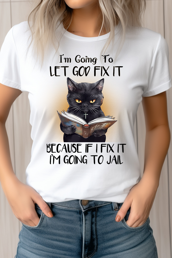 Biały t-shirt z nadrukiem czarnego kota w sutannie trzymającego książkę z napisami 'I’m Going To LET GOD FIX IT' i 'BECAUSE IF I FIX IT I’M GOING TO JAIL'.