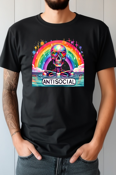 Mężczyzna w czarnej koszulce z kolorowym nadrukiem DTF przedstawiającym czaszkę i tęczę z napisem "ANTISOCIAL"