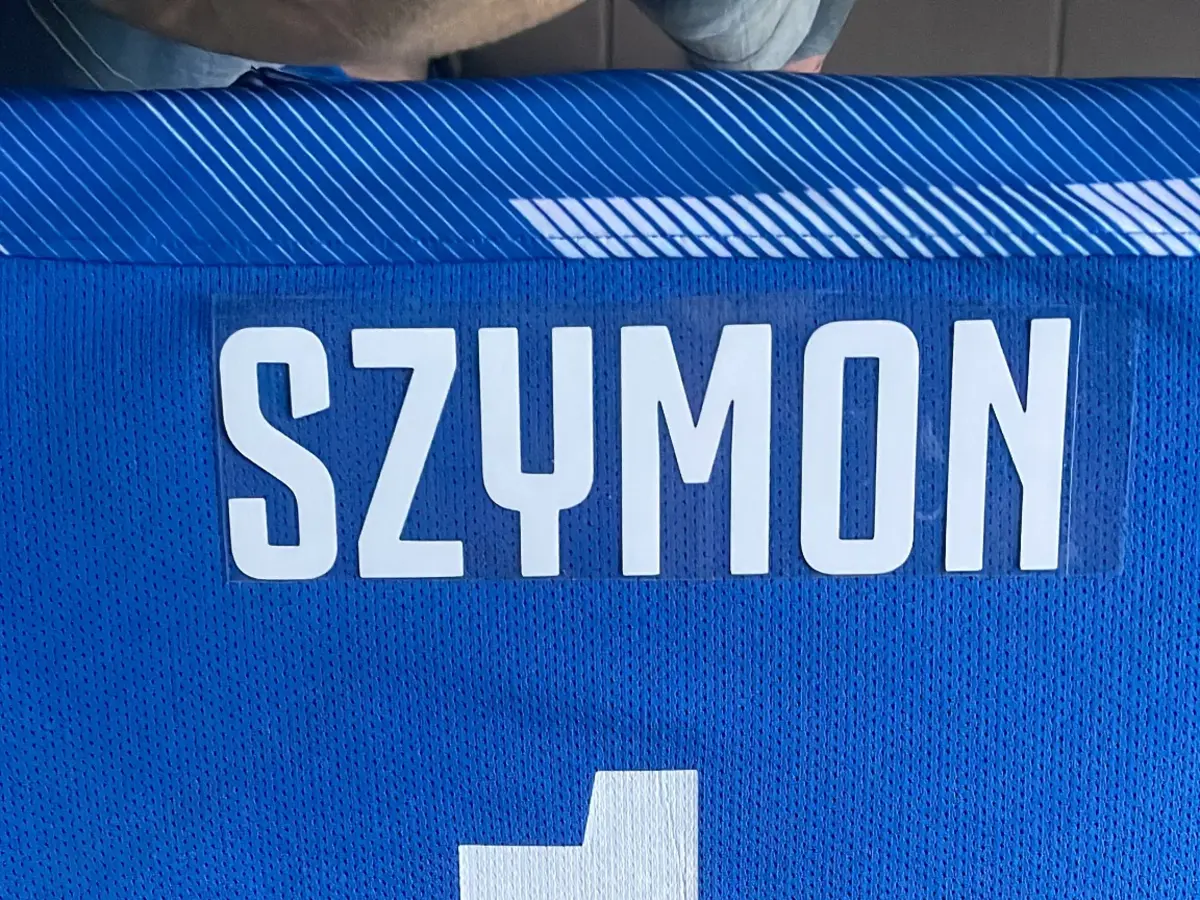 Niebieska koszulka sportowa z nazwiskiem SZYMON i numerem 1